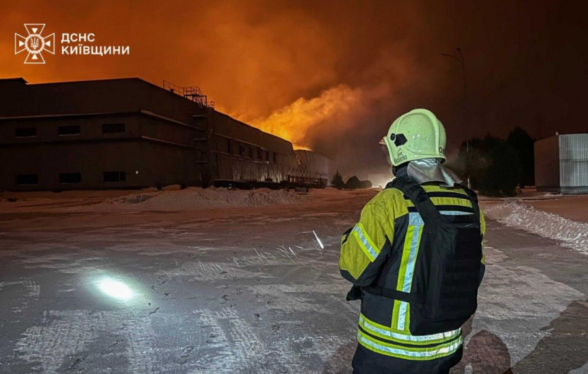 У Яготині після атаки РФ горіли склади Roshen